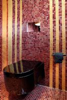 Toilettes de salle de bains modernes et murs en mosaïque