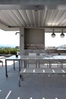 Table et chaises sur une terrasse sur le toit moderne