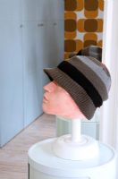 Sculpture tête portant un chapeau en laine
