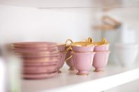 Vaisselle rose et or sur étagère, détail