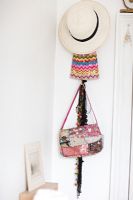 Chapeau, sacs et accessoires accrochés au mur