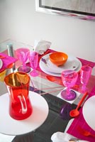 Portrait de verrerie colorée sur table à manger