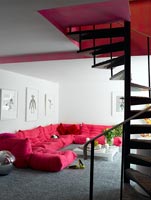 Escaliers en colimaçon vers le bas pour un salon coloré