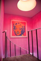 Couloir rose avec imprimé Andy Warhol
