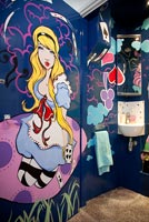 Peinture murale Alice au pays des merveilles dans la salle de bain pour enfants
