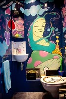 Peinture murale dans la salle de bain pour enfants