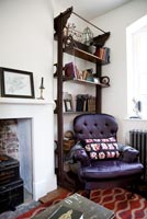 Étagère en bois et fauteuil violet