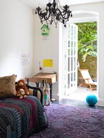 Chambre d'enfant avec tapis violet