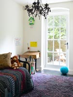 Chambre d'enfant avec tapis violet