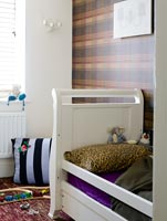 Chambre d'enfant avec papier peint tartan
