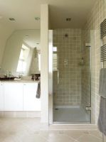 Cabine de douche et meuble sous-vasque en alcôve avec grand miroir