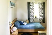Chambre avec rideaux fleuris