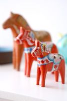 Collection de chevaux sculptés colorés, détail