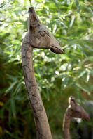 Girafe en bois sculpté dans le jardin, détail