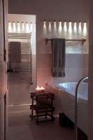 Salle de bain moderne avec éclairage d'ambiance