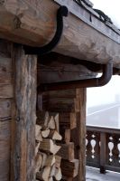 Magasin de rondins à l'extérieur du chalet suisse, détail