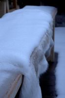 Housse de siège en fourrure couverte de neige, détail