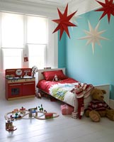 Chambre d'enfant avec des lanternes en forme d'étoile