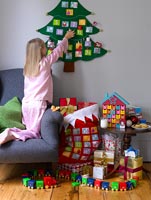 Fille ouvrant le calendrier de l'Avent à Noël