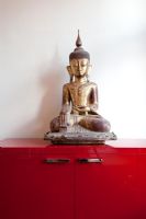 Statue de Bouddha sur coffret rouge