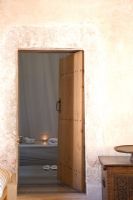 Couloir avec porte en bois jusqu'à la salle de bain