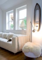 Chien de compagnie couché sur un canapé blanc moderne