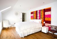 Chambre avec tête de lit colorée