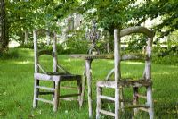 Table et chaises de jardin rustiques