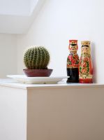 Cactus et poupées russes exposées