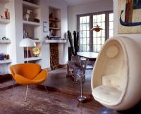 Salon moderne avec chaises rétro
