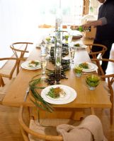 Set de table pour le dîner avec l'homme versant du vin