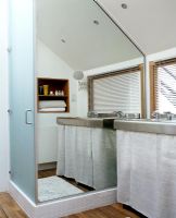 Salle de bain moderne à l'avant-toit