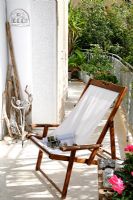 Balcon moderne et chaise longue blanche