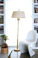 Lampe standard et chaise design