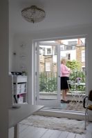 Bureau à domicile moderne avec femme sur balcon
