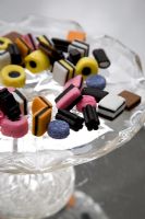 Bonbons sur stand de gâteau en verre vintage