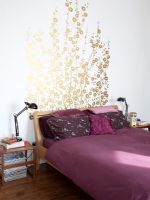 Murale florale au-dessus du lit