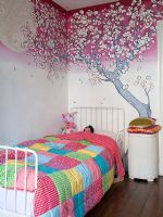 Chambre d'enfant avec peinture murale colorée