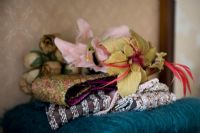 Collection de fleurs et foulards en tissu