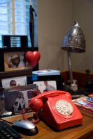 Téléphone vintage et lampe en métal sur le bureau