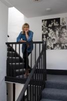 Lena Proudlock dans les escaliers