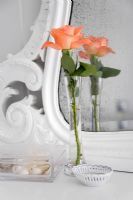Rose unique dans un vase par miroir en détresse