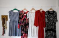 Collection de robes vintage suspendues