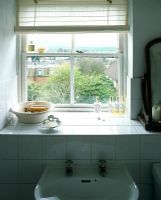 Lavabo de salle de bain classique et étagère de fenêtre carrelée