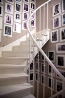 Affichage de photographies sur un escalier ornemental