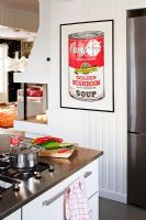 Photo d'Andy Warhol dans une cuisine moderne