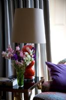Lampe et fleurs sur table d'appoint