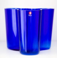 Détail de trois verres bleus