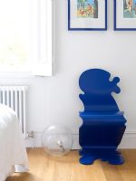 Chaise nouveauté bleue dans la chambre