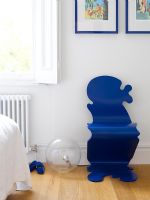 Chaise nouveauté bleue dans la chambre